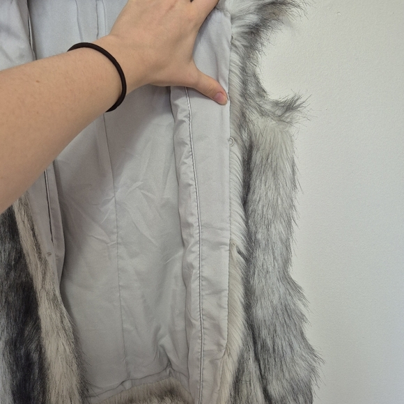 White House Black Market Gray Faux Fur Sleeveless Vest – Size S - Picture 3 of 6